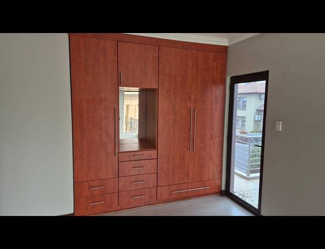 5 BEDROOM HOUSE FOR SALE IN HELDERWYK